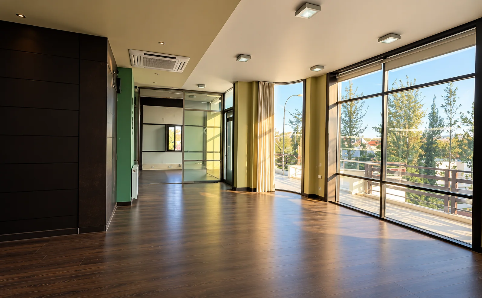 First-floor open space with panoramic glazing